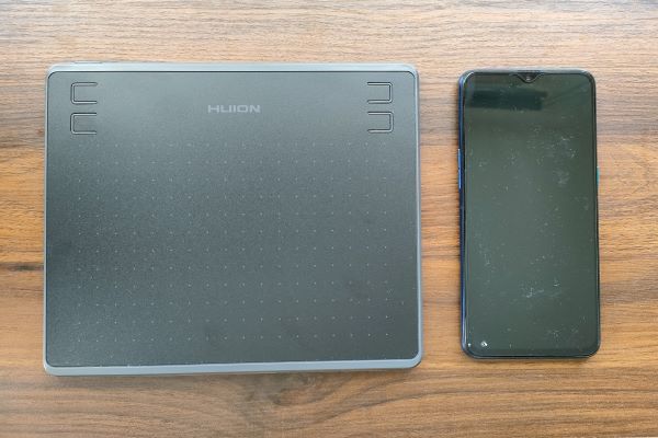 【HUION HS64】タブレットのサイズ（スマホと比較）