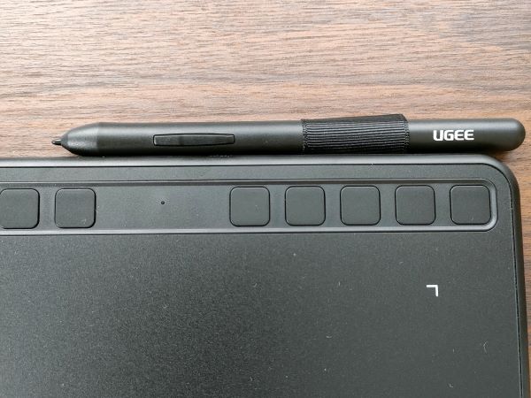 【UGEE S640】ペンは本体のループに挿しておける