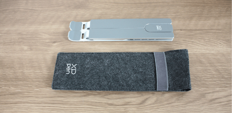 折りたたんだ状態のXPPen ACS05と収納ケース